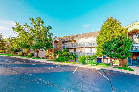 Golf-view condo with patio, central AC, pool, tennis & golf on-site