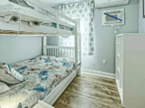 Cozy and Roomy Beachside Bungalow in Sea Isle 海島城酒店
