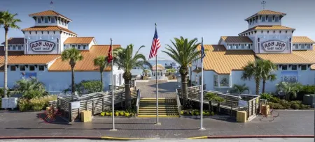 Quiet, Sunny & Cheap! Walk to the Beach!1 Bedroom Loft Отели в г. Пенсакола Бич