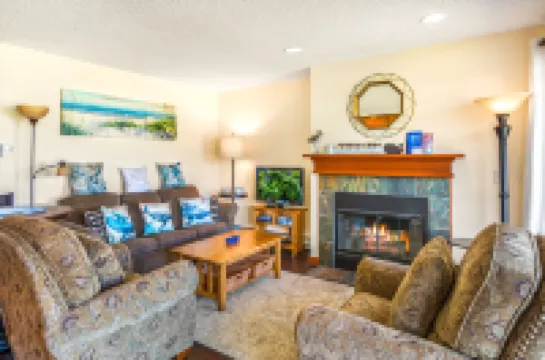 Expansive Ocean Views and Cozy Retreat - Charming Coastal Haven