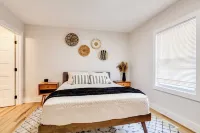 Spacious bungalow next to downhill biking at Baker Creek with grill & fire pit