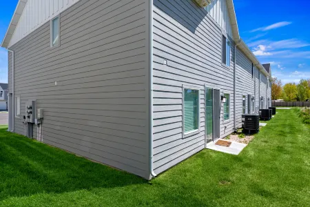 Charming Retreat - Fireplace, Bikes, Near Marina