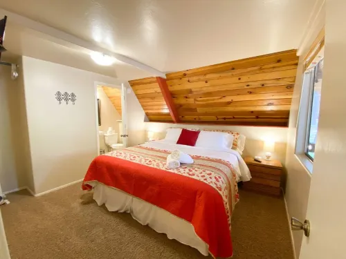Cozy Cabin with Fireplace and High-Speed Internet - Charming Rustic Retreat Hôtels à : Comte de Coconino