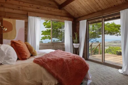 Ocean and Lagoon Views with Hot Tub and Game Room - Charming Retro Haven Отели в г. Солана Бич