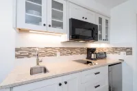 Stunning River Views and Cozy Living Space - Inviting Ski Retreat