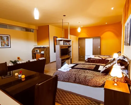 Hotel Gran Aurum Hotels near Triplets Bridge