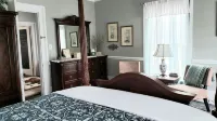 Silly Chickens Lodge B&B Hotels in Mooresville
