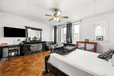 Klo Guest House Hotels in Crown Heights