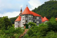 Oldhouse Knezovo - parking