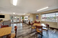Suburban Studios Near Mesa Verde - 朝食