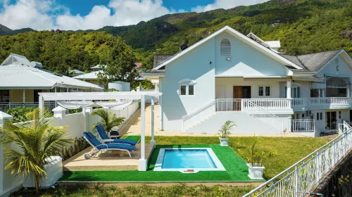 2 Bed Villa - Sleeps 4 - Pets - Pool - Garden - Parkplatz