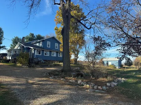 Inn Between the Lakes Отели в г. Три-Риверс