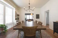 Restored 1930s Uptown Bungalow 2 Min. to Magnolia