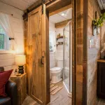 Cozy Cabin Little Red Hen 12 Min to Magnolia Hotels in Elm Mott