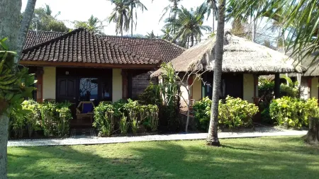 Amarta Beach Cottages Отели рядом с достопримечательностью «Candidasa Bali Driver»