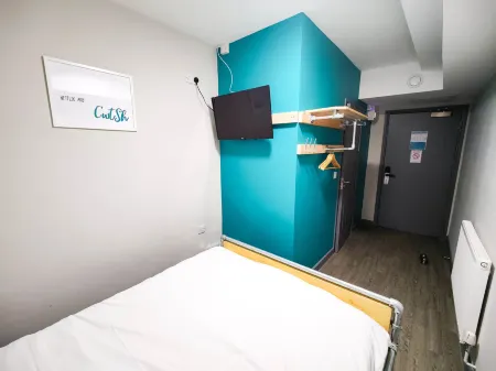 Cwtsh Hostel