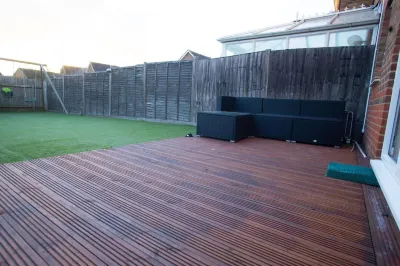 Charming 2-Bedroom House Hotels near Erith Riverside Shopping Centre