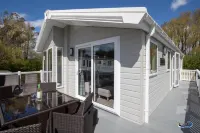 St Mary's View - Luxury Lodge, Short Walk to Beach, Parking