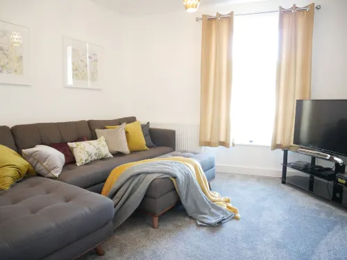 The Courtyard, 4 - Bed, Sleeps 6, Pets Welcome - parking