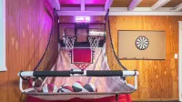 Family Fun with Game Room & King Bed near Monterey Aquarium, Laguna Seca