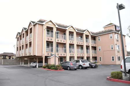 Howard Johnson by Wyndham Salinas Отели рядом с достопримечательностью «Салинас»