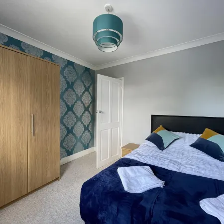 4 Bed House Sleeps 8 - Enclosed Garden - Parking