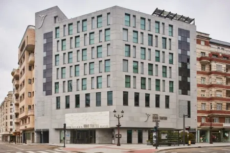 Silken Gran Teatro Отели рядом с достопримечательностью «Salón del Reino de los Testigos de Jehová»