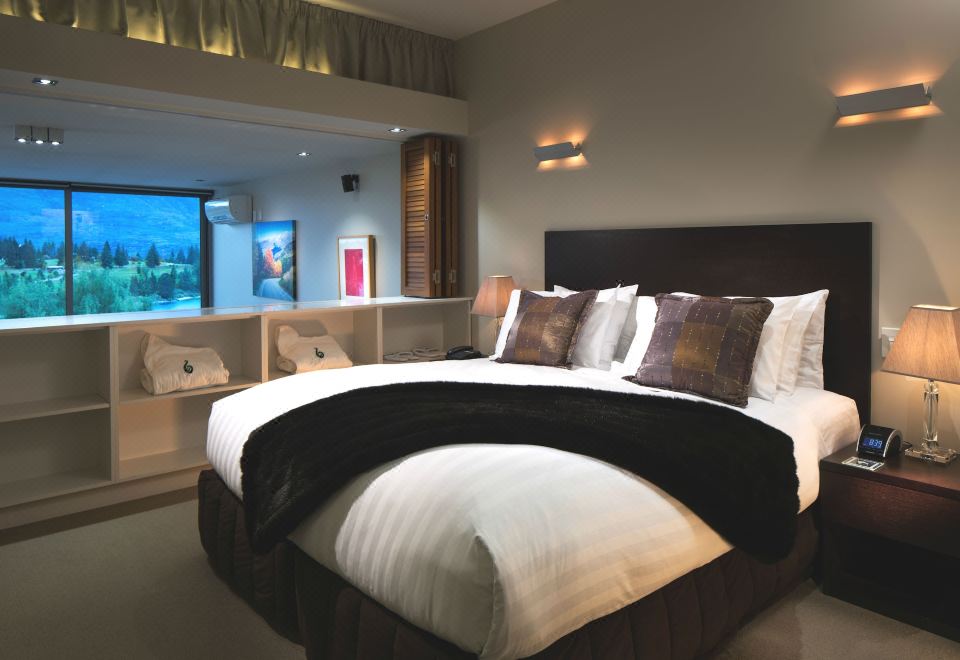 퀸스타운 호수 전망의 스위스-벨스위트 파우나무