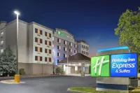 Holiday Inn Express & Suites Coralville فنادق في Coralville