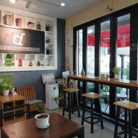 Double D Rooms & Cafe Отели рядом с достопримечательностью «Технологический колледж Сиам»