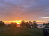 Lakeside Cabin with Sunset View & Fireplace Hotels in Conneaut
