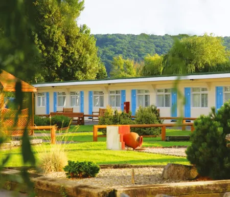 Sand Bay Holiday Village - Adults Only Отели рядом с достопримечательностью «Clevedon Pier and Heritage Centre»