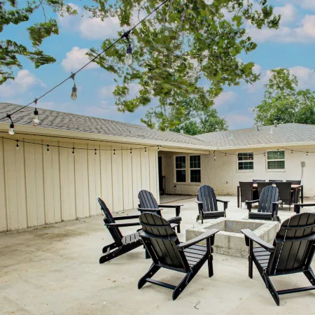 Casablanca Waco 5 Mins from Baylor and Magnolia with Hot Tub,Firepit, Pet Friendly