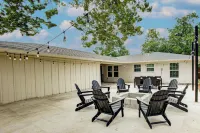 Casablanca Waco 5 Mins from Baylor and Magnolia with Hot Tub,Firepit, Pet Friendly