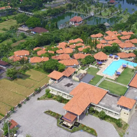 Taman Surgawi Resort & Spa Отели рядом с достопримечательностью «Пляж Вайт-Сэнд»
