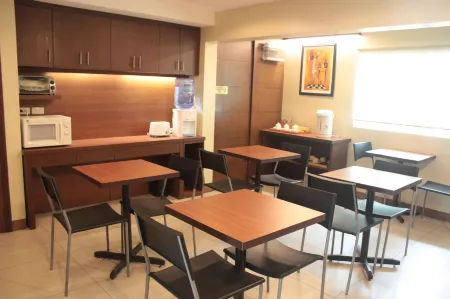 Joyce Apartelle Mandaluyong Отели рядом с достопримечательностью «Lee Gardens»