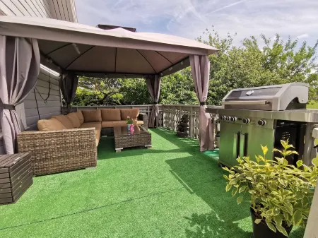 Mikael's Bed & Spa Apartment Отели в г. Ларвик