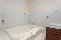 Ramada by Wyndham Fresno Northwest - baignoire