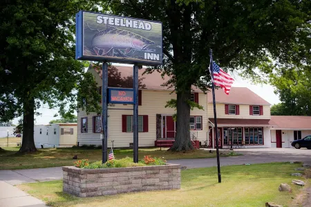 Steelhead Inn Отели в г. Фэрвью Тауншип