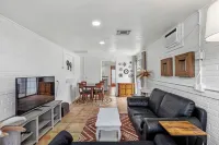 NEW LISTING: Boho Bungalow, Center City Base