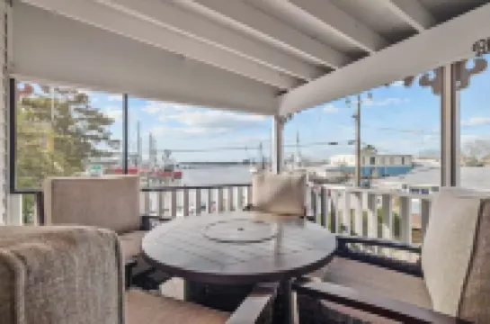 Harborview! Sleeps up to 10. Spa and beside The Bean!