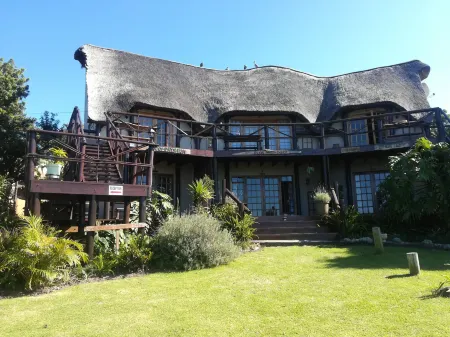 The Birdhouse Bed & Breakfast #No Loadshedding #Solar Energy Отели в г. Chintsa