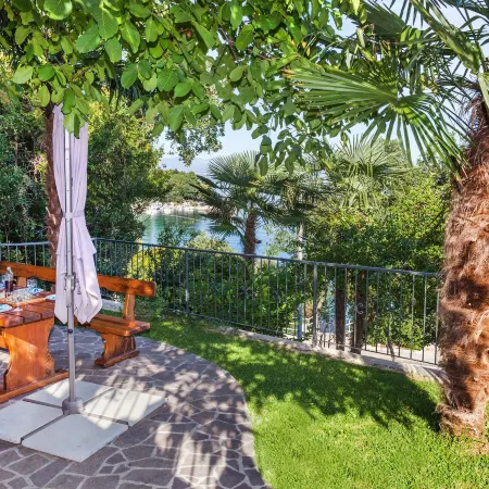 Apartment Villa Lidija Отели рядом с достопримечательностью «Пляж Медвея»