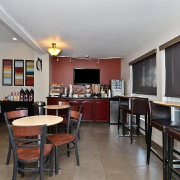 Clackamas Inn and Suites
