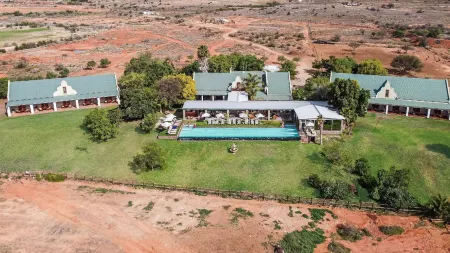 Mooiplaas Guesthouse Отели рядом с достопримечательностью «Highgate Ostrich Show Farm»