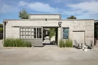 R Inn Napa - parking