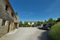 Les Caselles - Gîte, Table et Chambres d'hôtes - 停車場