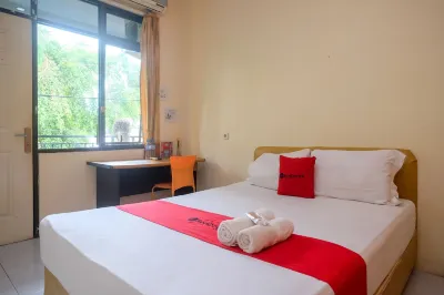RedDoorz @ Jalan Pramuka Manado Hotels in Sario