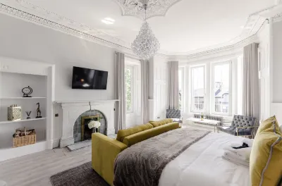 Sweeney Apartments & Rooms Hotels near Strathclyde Country Park