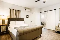 Vintage Studio 6min-plaza Dist Full Kitchen Hotels in 